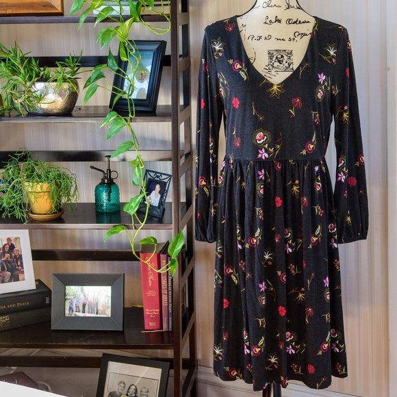 Old Navy Dresses & Skirts - EUC Old Navy Dark Grey Floral Dress